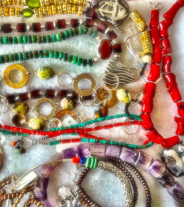 Comment sélectionner des bijoux art déco pour compléter une robe de style vintage des années 1920?